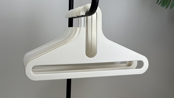 Image 1 of 7 kunststof wit kledinghangers Danilo Silvestrin Lambert