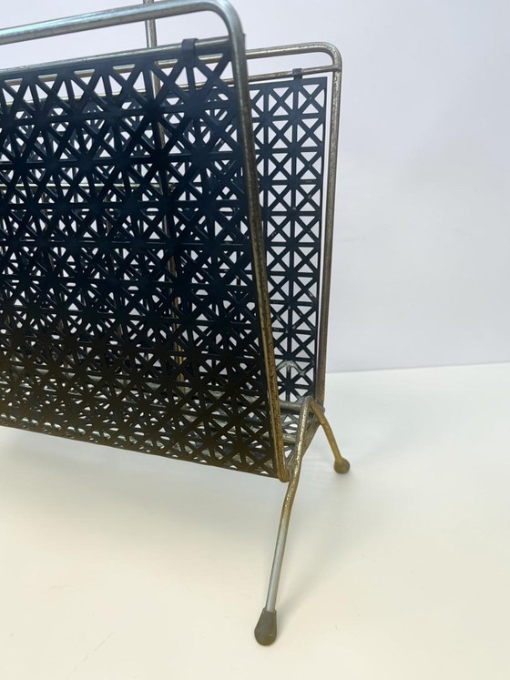 Image 1 of Vintage Zeitungsständer Messing & Schwarz – Mid Century Magazine Rack mit Holzgriff | Design Zeitschriftenhalter 1960er Jahre