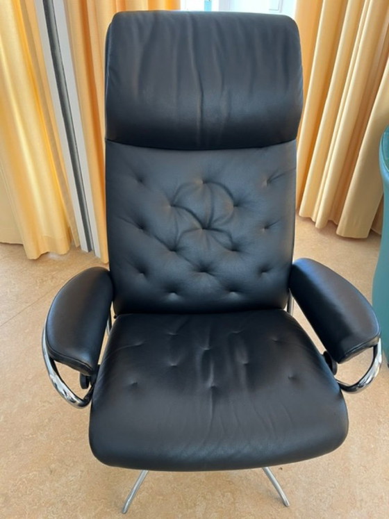 Stressless Metro M High Back adjustable recliner chair + ottoman in black leather (photo 6 of 10)