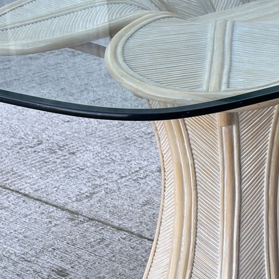 Image 1 of Grote Hollywood Regency eettafel in “pencil reed” rotan met afgeschuind glas, jaren 80