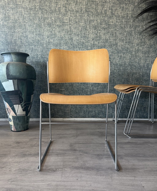 4 chaises HOWE 40/4 de David Rowland