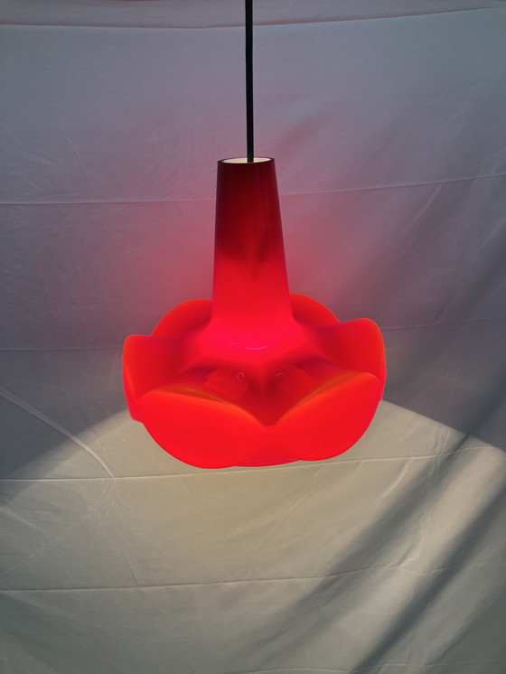 Image 1 of Lampada a sospensione vintage in vetro opalino rosso di Peill & Putzler anni '60