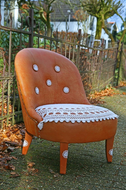 Fauteuil bombé classique en cuir avec crochets et dentelles