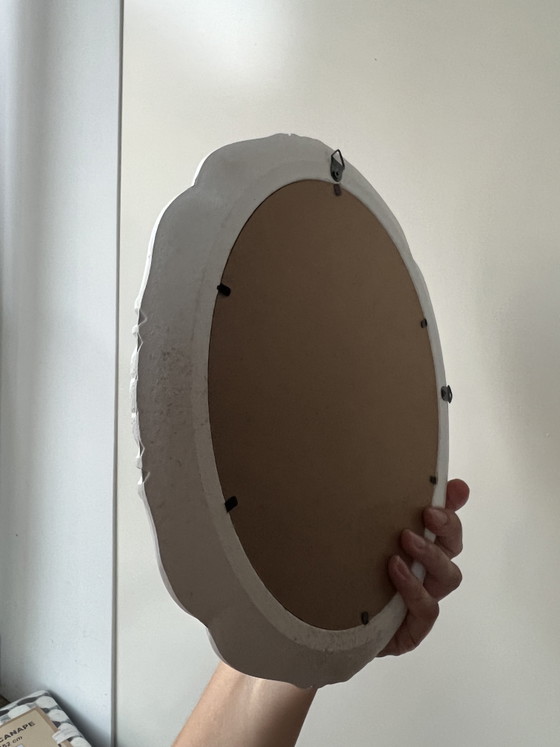 Image 1 of Specchio ovale in legno bianco con intagli floreali.