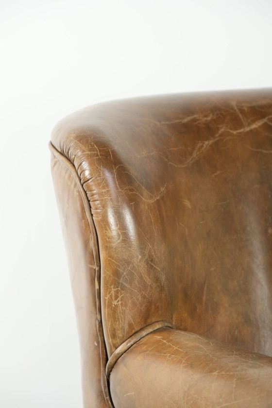 Image 1 of Stoere rundleren fauteuil in een mooi subtiel formaat met een prachtig patina