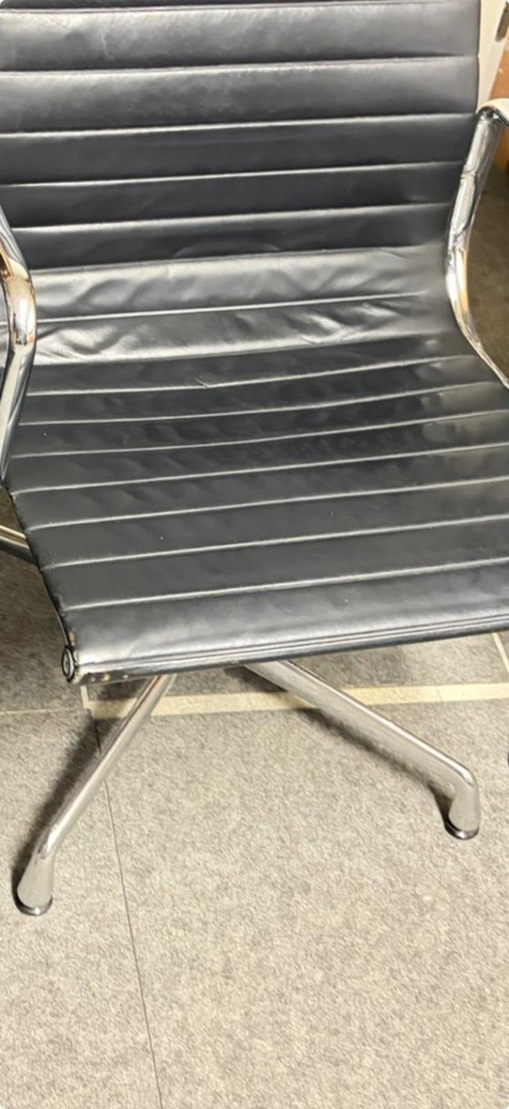 Image 1 of 3 sedie originali Vitra – Charles & Ray Eames “Aluminium Chair / EA (Alu Chair)” (versione da conferenza con braccioli)