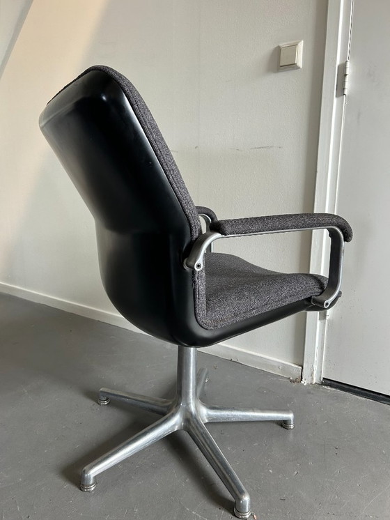 Image 1 of Artifort Design Stühle – Industriell & Zeitlos – erhältlich im 2er-Pack, 6 Stück verfügbar