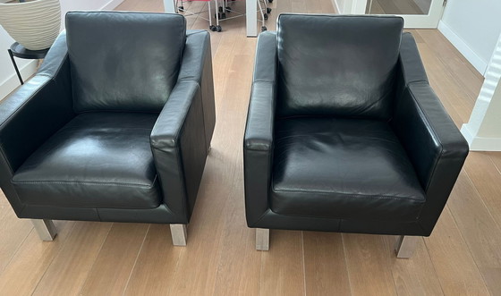 Image 1 of Conjunto Leolux Antonia con sofá, 2 sillones y otomana en piel negra.