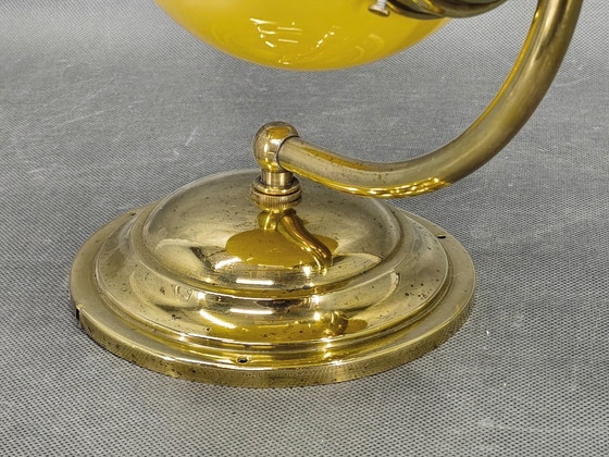 Image 1 of Tsjechische art-deco wandlamp van messing en champagneglas uit de jaren 1930.