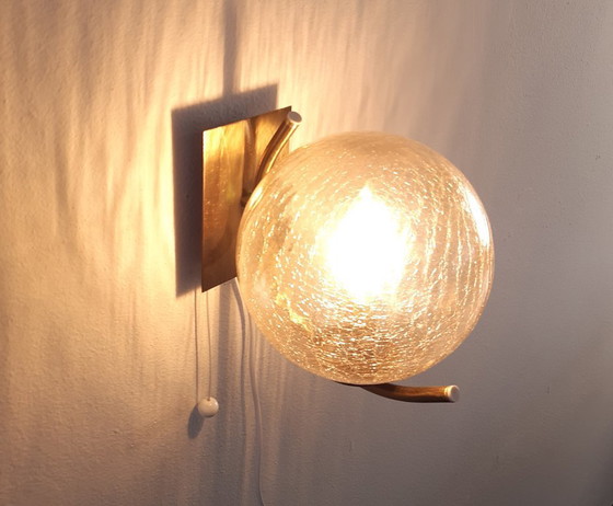 Image 1 of Lampada da parete vintage Richard Essig con paralume a sfera in ottone e vetro ghiacciato, lampada da parete mcm
