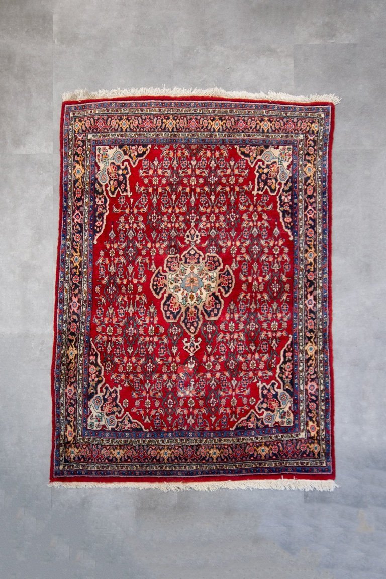 Vintage red Persian rug with motifs | €415 | Whoppah