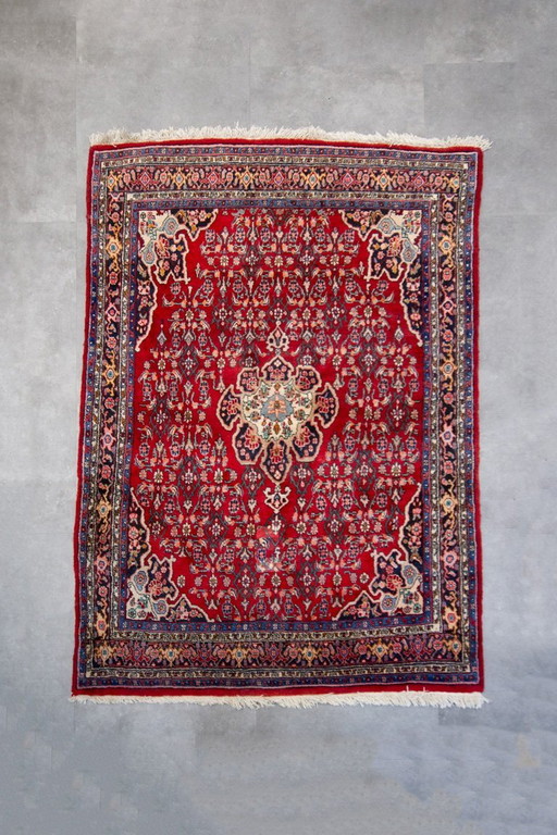 Tapis persan rouge vintage à motifs