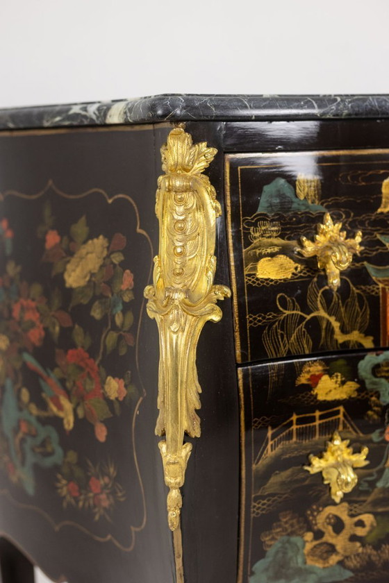 Image 1 of Commode sauteuse de style Louis XV en laque. Années 1950.