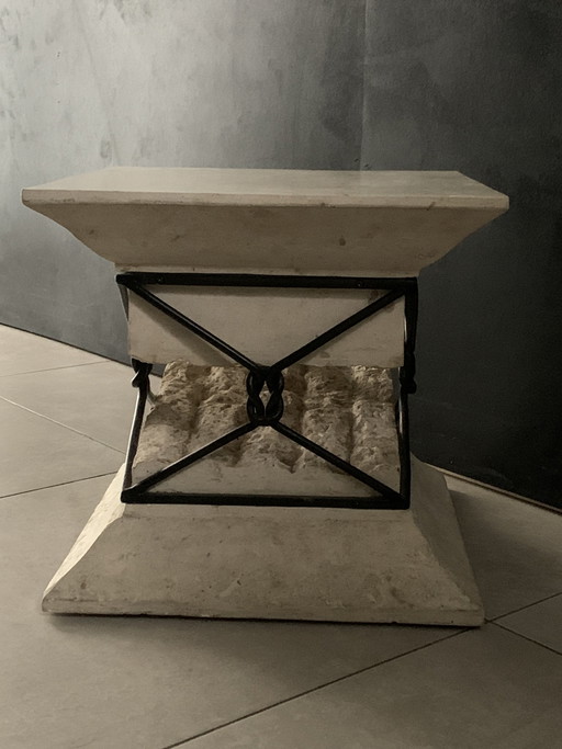 Travertin en ijzeren sokkeltafel met "gebroken" ontwerp