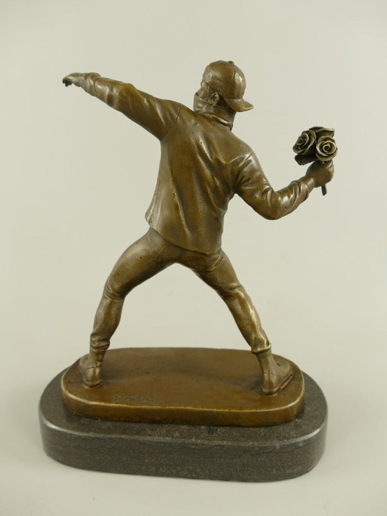 Image 1 of Banksy bloemenwerper bronzenbeeld middelmaat model 