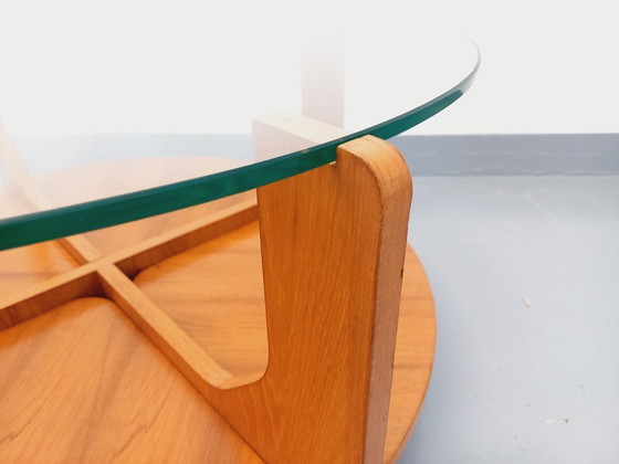 Image 1 of Vintage ronde salontafel met 2 bladen van Hugues Poignant, in teak en glas uit de jaren 60 en 70