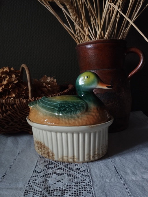 Een ouderwetse terrine voor paté of foie gras, in de vorm van een eend.
