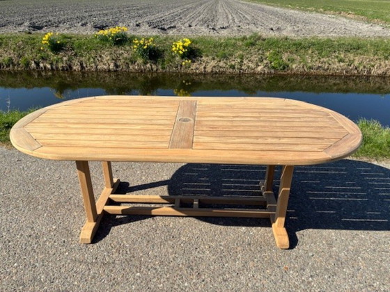 Image 1 of Mesa de jardín ovalada de teca Gloster de 209 cm x 98 cm, como NUEVA.