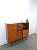 Mobiletto da parete in teak con cassetti, bar e gambe nere
