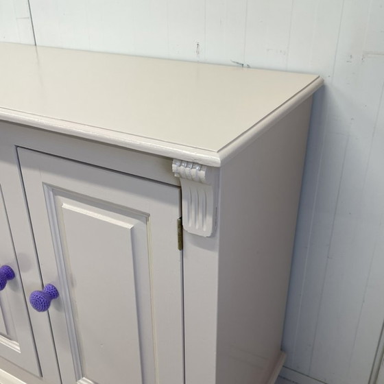 Image 1 of Cómoda sólida Restyle arena y pomos HK living