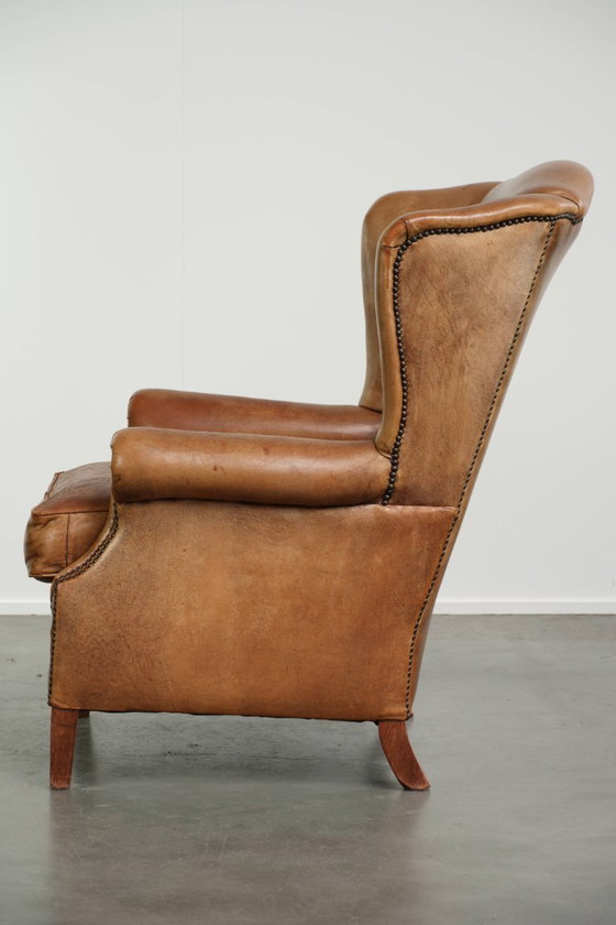 Bonito y cómodo sillón orejero de piel de oveja en un hermoso color coñac claro de estilo inglés – Sillones (photo 5 of 12)
