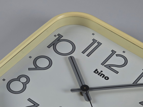 Image 1 of Horloge murale BINO / LORENZ à quartz en plastique beige et blanc des années 1980 - Décoration intérieure moderniste italienne.