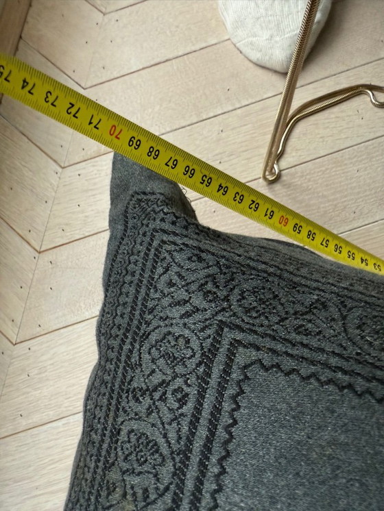 Image 1 of Großes graues Bodenkissen mit schwarzem Paisley-Rand