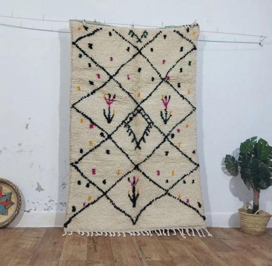 Image 1 of Wollen Azilal vloerkleed crème – ruiten en bloemmotieven handgeweven (173×110 cm)