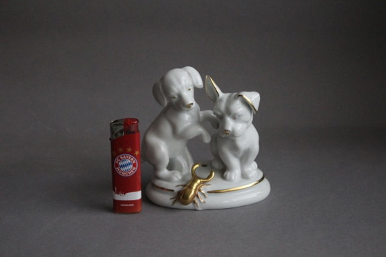 Image 1 of Porzellan Figurengruppe 2 Hunde mit Hirschkäfer weiß mit Goldapplikationen Marke Bedu