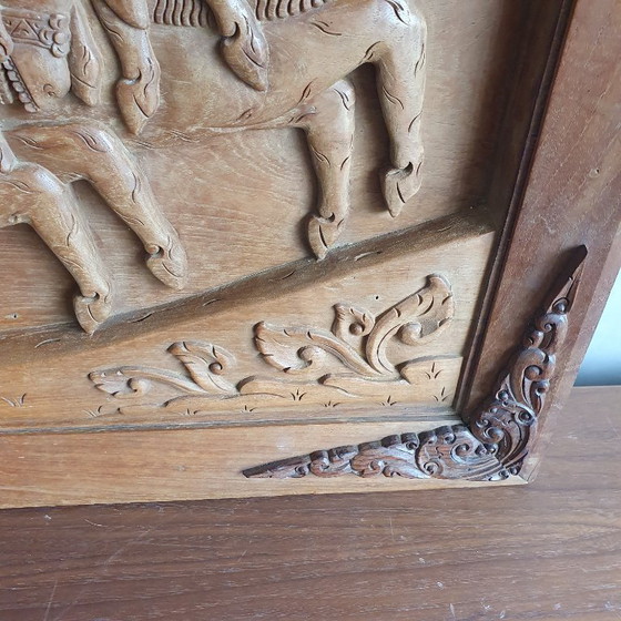 Image 1 of Grande opera in legno indonesiano con Krisna e Arjuna di 116 cm.