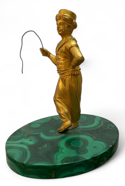 Élégante figurine de cosaque en bronze doré sur malachite – Art impérial russe du XIXe siècle”