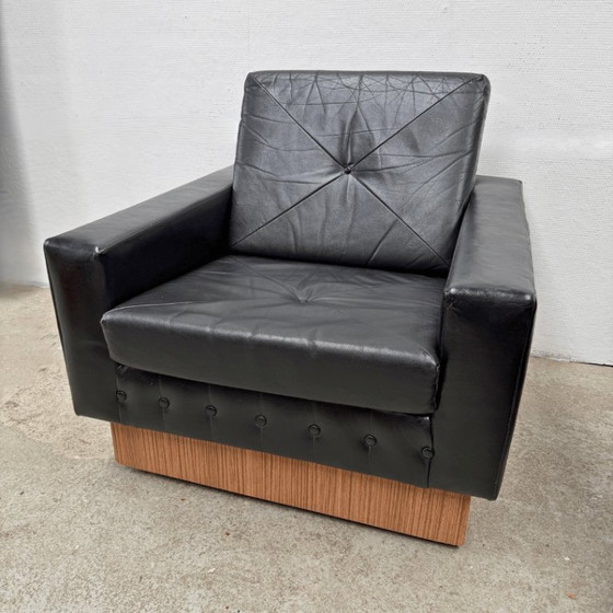 Image 1 of Sillón de diseño moderno de mediados de siglo en cuero negro con pedestal de madera.