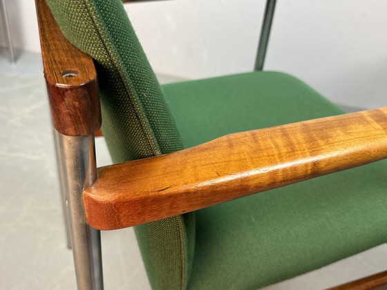 Image 1 of Juego de 4 sillas de comedor Thereca de diseño de mediados de siglo con tapicería verde vibrante.