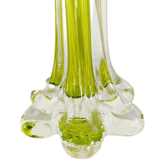 Image 1 of Vase vintage en verre vert torsadé, style milieu du siècle, années 1950