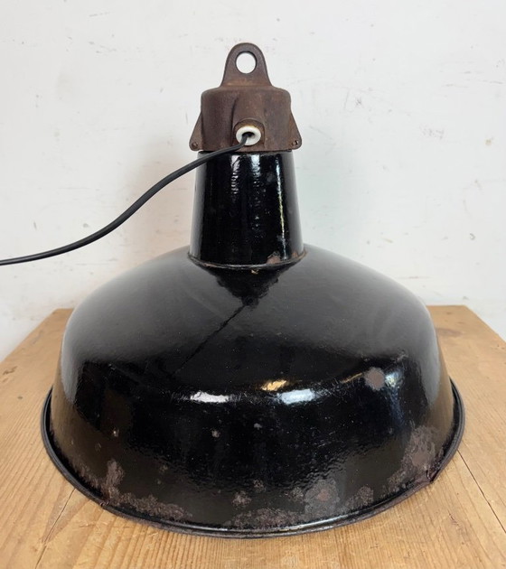 Image 1 of Industriële zwarte geëmailleerde fabriekslamp met gietijzeren bovenkant, jaren 50