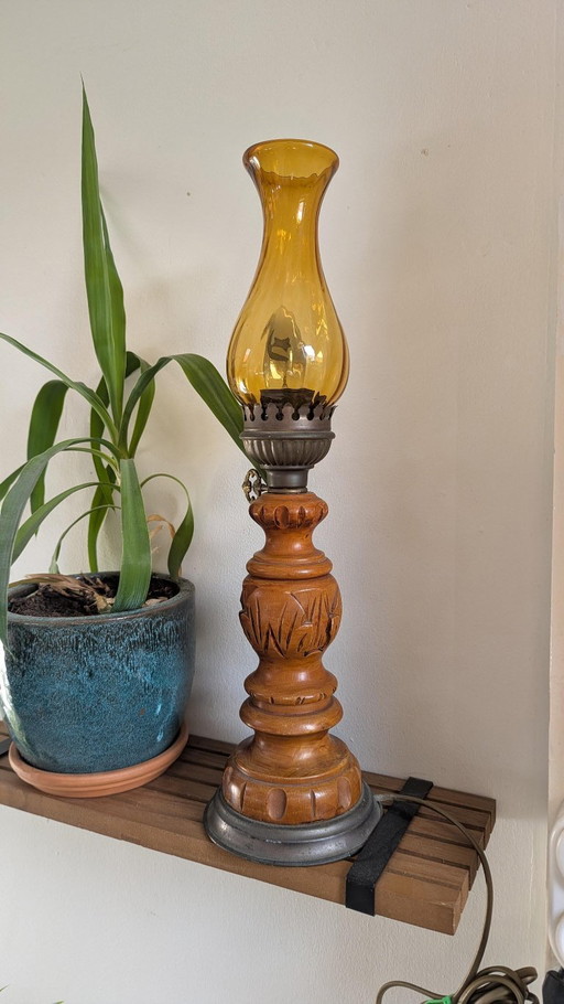 Geschnitzte Holz Tischlampe mit bernsteinfarbenem Glasschirm