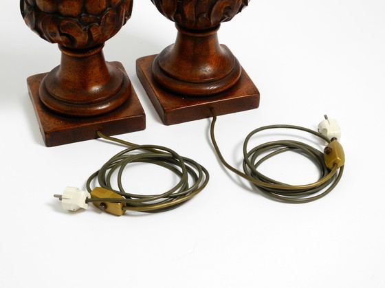 Image 1 of Pareja de grandes lámparas de sobremesa "Piña" de madera de pino teñida, muy decorativas, de estilo Mid Century Modern.