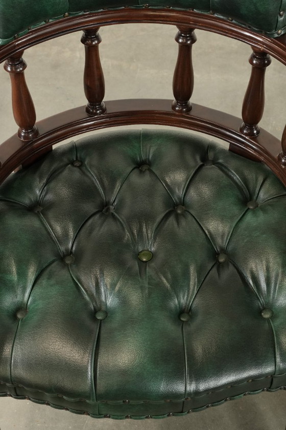 Image 1 of 2 sillas de escritorio/auxiliares Chesterfield de piel de vaca verde flameada al estilo inglés.