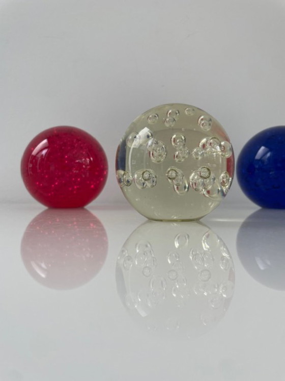 Image 1 of Juego de 4 esferas de cristal de IKEA, rojas y azules transparentes.