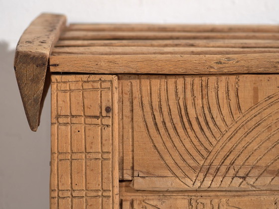 Antieke volksgesneden kist van grenenhout – Centraal-Europa, circa 1850 – Opbergkast, Rustic (photo 20 of 40)