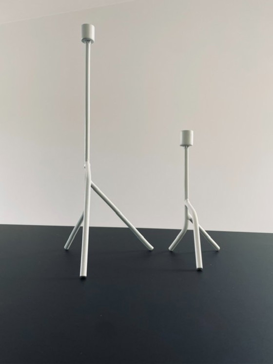 Image 1 of Set di 2 candelabri artigianali dal design storto in metallo bianco.