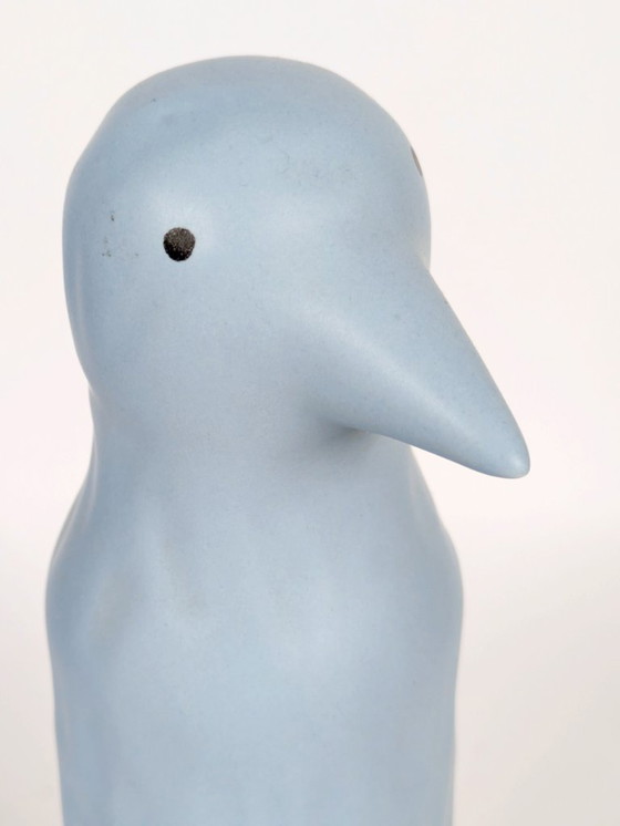 Image 1 of Keramische sculptuur van een blauwe pinguïn van IKEA, gemaakt door Katarina Brieditis, begin jaren 2000.