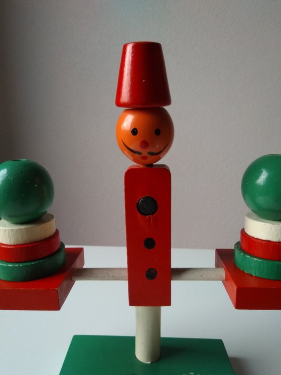 Image 1 of Juguete de madera antiguo, hombrecito en balanza.