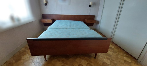 Cama vintage de los años 60 – De teca con mesitas de noche flotantes