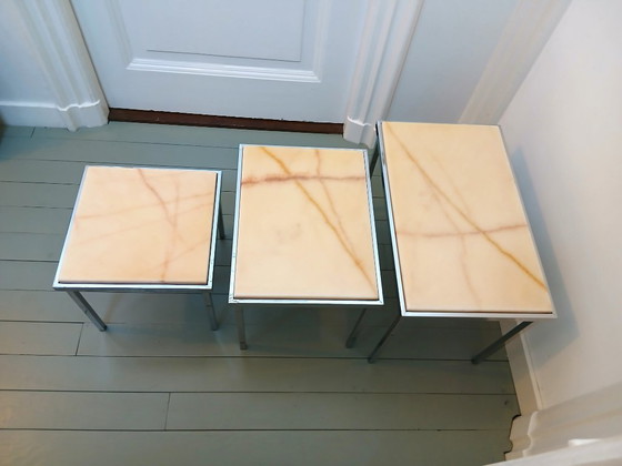 Image 1 of Minijuego de tres piezas de mediados de siglo: tapa de mármol y base cromada.