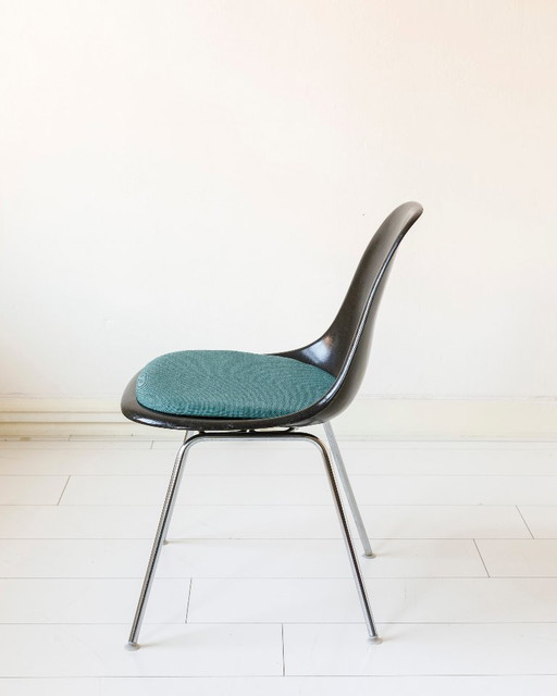 Carcasa de fibra de vidrio Eames con base en H