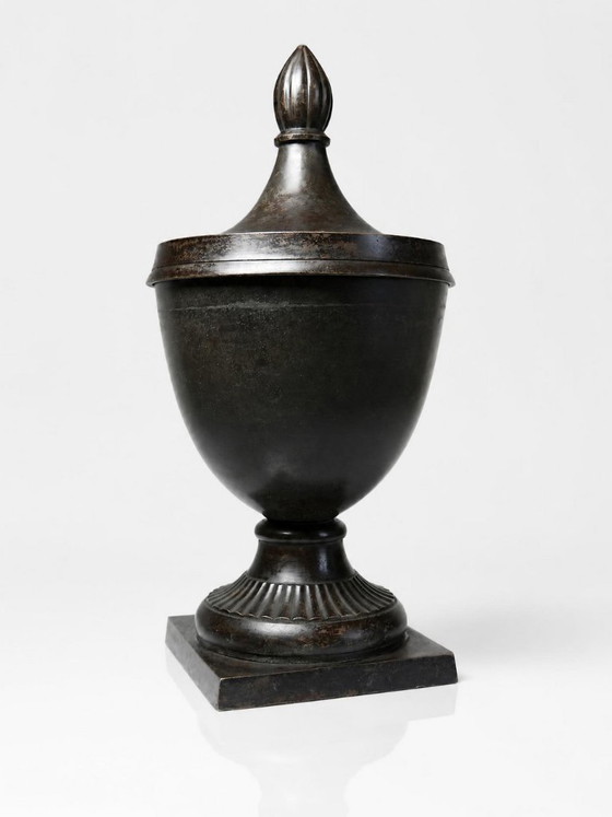 Image 1 of Casseruola con coperchio in stile Impero, in metallo patinato effetto bronzo, India, anni '60-'80