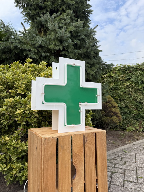 Image 1 of Neon lichtbak groen kruis vintage apotheek