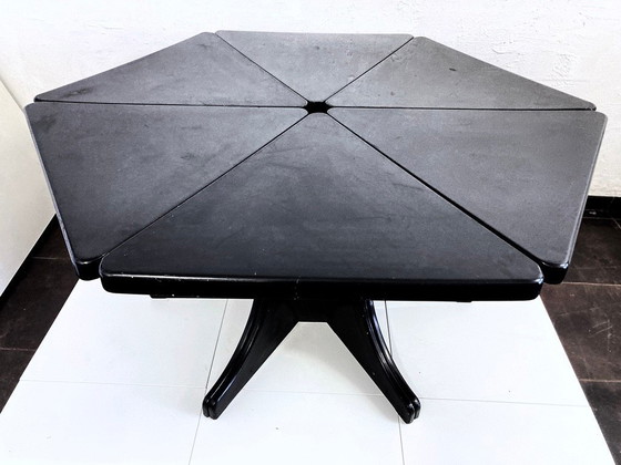 Image 1 of Tavolo da pranzo triangolare design modulare Peter Ghyczy plastica nera anni '70