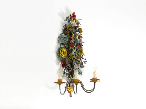 Immense et magnifique applique murale en métal doré et peint à la main, datant des années 1960, signée Hans Möller.